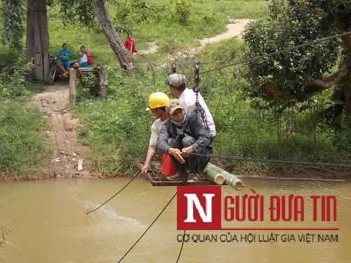 Xã hội - Gia Lai: Bất chấp nguy hiểm đu dây qua suối đến trường (Hình 4).