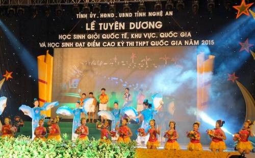 Xã hội - Nghệ An: Vinh danh học sinh giỏi trên quê hương chủ tịch Hồ Chí Minh