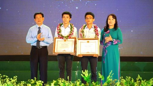 Xã hội - Nghệ An: Vinh danh học sinh giỏi trên quê hương chủ tịch Hồ Chí Minh (Hình 4).