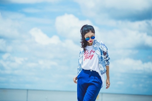 Giải trí - MC Hà Trinh khoe dáng quyến rũ với streetstyle cá tính cực chất (Hình 3).