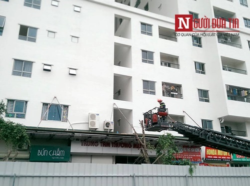 Pháp luật - Cháy tòa nhà chung cư HH4a Linh Đàm: Giải cứu nhiều người mắc kẹt (Hình 3).