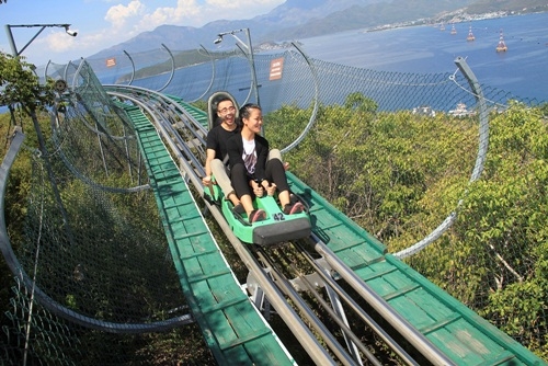 Giải tr&iacute; - Vietnam&rsquo;s Next Top Model 2015: Th&iacute; sinh catwalk với c&agrave; kheo cao 2,5m (H&igrave;nh 2).