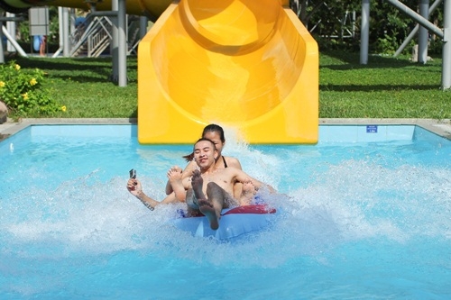 Giải tr&iacute; - Vietnam&rsquo;s Next Top Model 2015: Th&iacute; sinh catwalk với c&agrave; kheo cao 2,5m (H&igrave;nh 4).