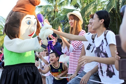 Giải tr&iacute; - Vietnam&rsquo;s Next Top Model 2015: Th&iacute; sinh catwalk với c&agrave; kheo cao 2,5m (H&igrave;nh 5).