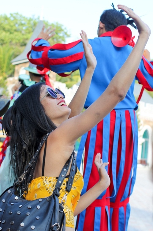 Giải tr&iacute; - Vietnam&rsquo;s Next Top Model 2015: Th&iacute; sinh catwalk với c&agrave; kheo cao 2,5m (H&igrave;nh 6).