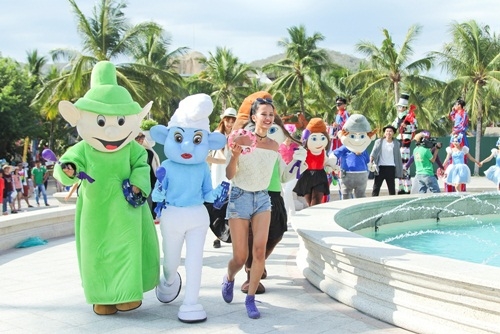 Giải tr&iacute; - Vietnam&rsquo;s Next Top Model 2015: Th&iacute; sinh catwalk với c&agrave; kheo cao 2,5m (H&igrave;nh 7).