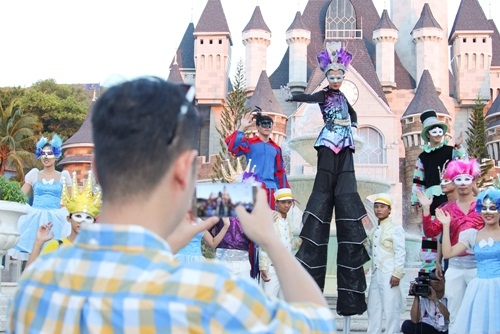 Giải tr&iacute; - Vietnam&rsquo;s Next Top Model 2015: Th&iacute; sinh catwalk với c&agrave; kheo cao 2,5m (H&igrave;nh 9).