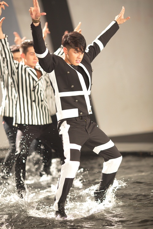 Giải trí - Noo Phước Thịnh khiến fan 'phát sốt' với MV 'Hold me tonight' (Hình 3).