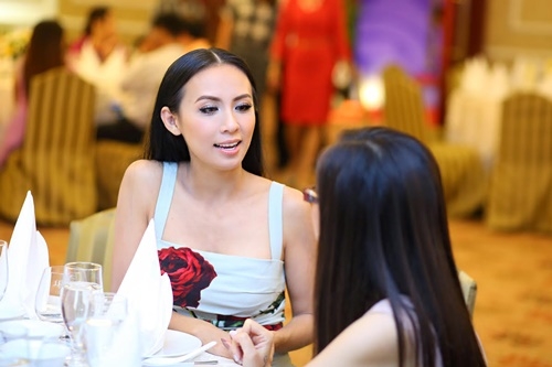 Giải tr&iacute; - MC Huyền Ny diện đồ hiệu đi tiệc sau 'tin sốc' về chồng con (H&igrave;nh 2).