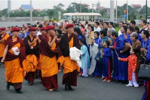 Giải trí - Hàng trăm Phật tử đón Pháp Vương Drukpa trở lại Việt Nam (Hình 3).