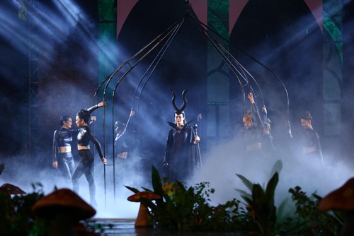 Giải tr&iacute; - Hồ Ngọc H&agrave; h&oacute;a &lsquo;Ti&ecirc;n Hắc &Aacute;m&rsquo; sau &lsquo;b&atilde;o&rsquo; scandal với fan Mỹ T&acirc;m