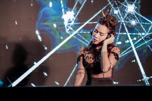Giải trí - Lưu Hương Giang làm DJ nóng bỏng 'quẩy' nhiệt tình trong MV mới (Hình 3).