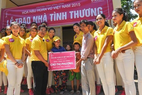 Xã hội - Thí sinh HH Hoàn vũ Việt Nam 2015 trao nhà tình thương ở Khánh Hòa (Hình 3).