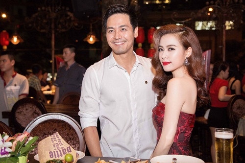 Giải trí - Hoàng Thùy Linh ‘buông lơi’ vai trần gợi cảm bên MC Phan Anh (Hình 10).