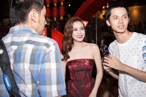 Giải trí - Hoàng Thùy Linh ‘buông lơi’ vai trần gợi cảm bên MC Phan Anh (Hình 6).