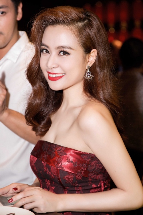 Giải trí - Hoàng Thùy Linh ‘buông lơi’ vai trần gợi cảm bên MC Phan Anh (Hình 8).