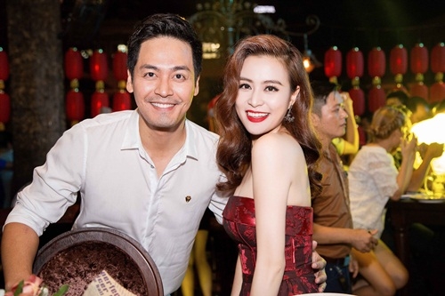 Giải trí - Hoàng Thùy Linh ‘buông lơi’ vai trần gợi cảm bên MC Phan Anh (Hình 9).