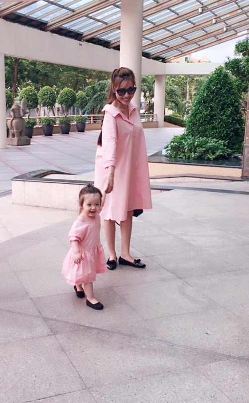 Giải tr&iacute; - Elly Trần v&agrave; con g&aacute;i Cadie &lsquo;t&ocirc;ng xuyệt t&ocirc;ng&rsquo; dạo chơi Tết Trung thu (H&igrave;nh 2).