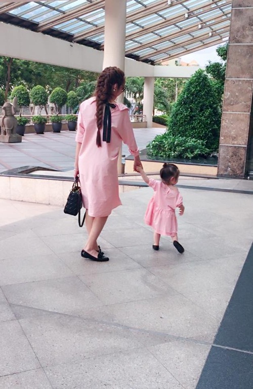 Giải tr&iacute; - Elly Trần v&agrave; con g&aacute;i Cadie &lsquo;t&ocirc;ng xuyệt t&ocirc;ng&rsquo; dạo chơi Tết Trung thu (H&igrave;nh 3).