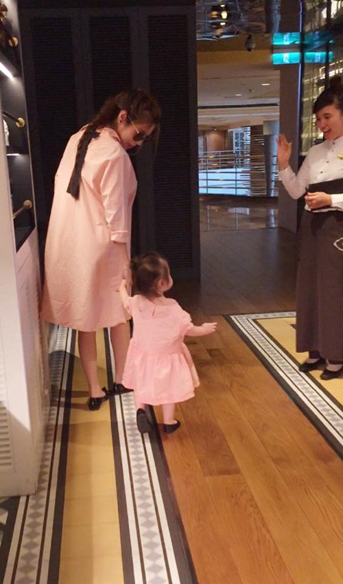 Giải tr&iacute; - Elly Trần v&agrave; con g&aacute;i Cadie &lsquo;t&ocirc;ng xuyệt t&ocirc;ng&rsquo; dạo chơi Tết Trung thu (H&igrave;nh 4).