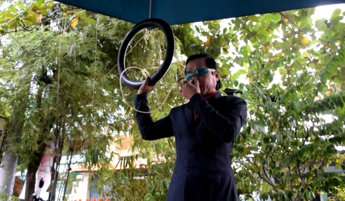Giải trí - Clip “dị nhân” phun sữa bằng mắt từng khiến người Thái “kinh ngạc” (Hình 3).