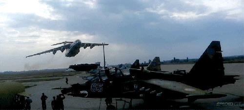 Thế giới - 'Bò mộng' Ilyushin Il-76 bay sát đầu người cực nguy hiểm tại Ukraine