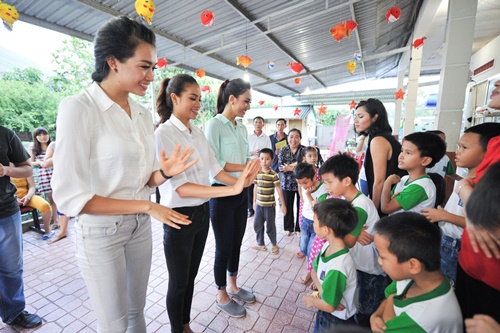 Giải trí - Hoa hậu Hoàn vũ Việt Nam 2015 Phạm Thị Hương giản dị đi từ thiện (Hình 2).
