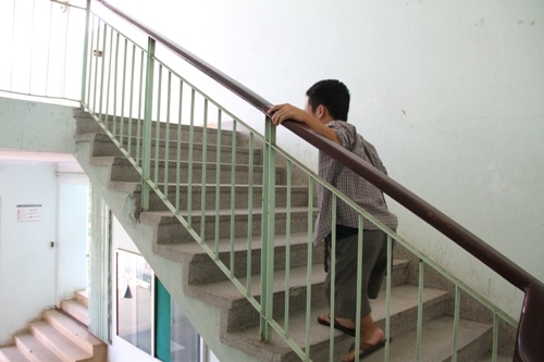 Xã hội - Chàng sinh viên cao chưa đến 1 mét và ước mơ cháy bỏng (Hình 3).