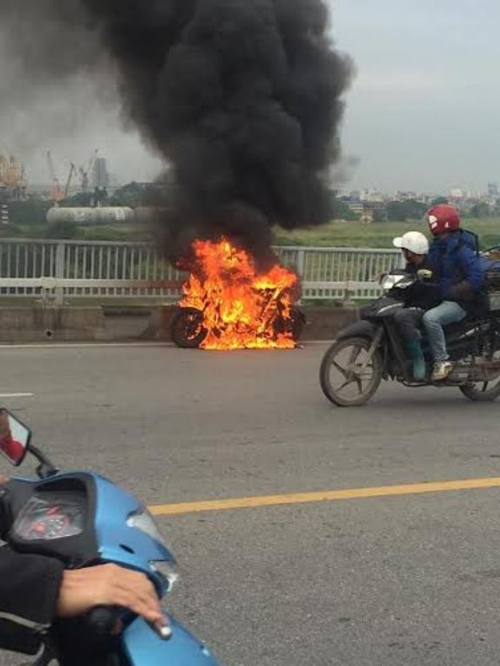 Pháp luật - Vì sao xe đạp điện đang chạy cháy nổ giữa đường, nữ sinh bị thương