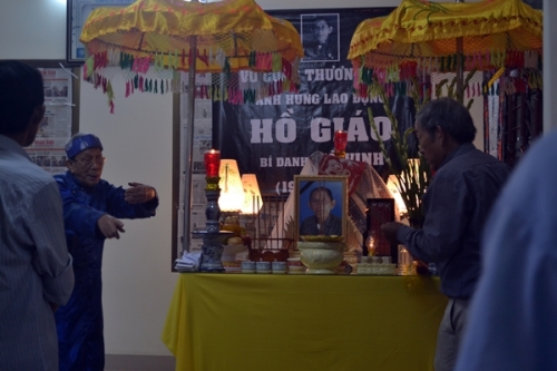 Xã hội - Người dân đội mưa đến viếng Anh hùng Lao động Hồ Giáo