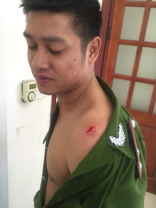 Pháp luật - Khống chế đối tượng dùng rìu đe dọa người thân, chém công an
