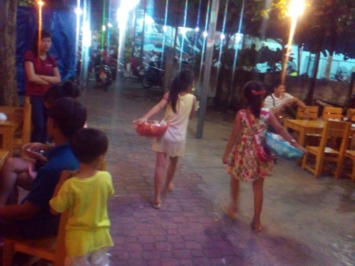 Pháp luật - TP. Đà Nẵng: Đêm xuống, nhiều trẻ em bị chăn dắt bán hàng rong