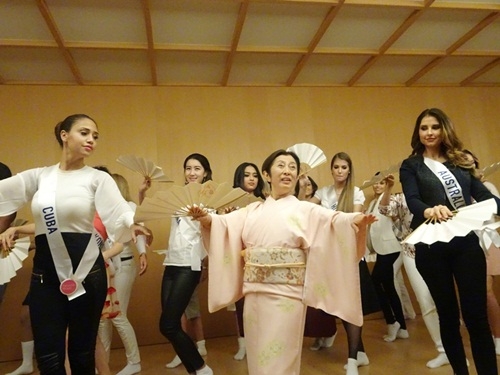 Giải trí - Hoa hậu Quốc tế 2015: Thúy Vân khóc nức nở khi học múa Sakura (Hình 7).