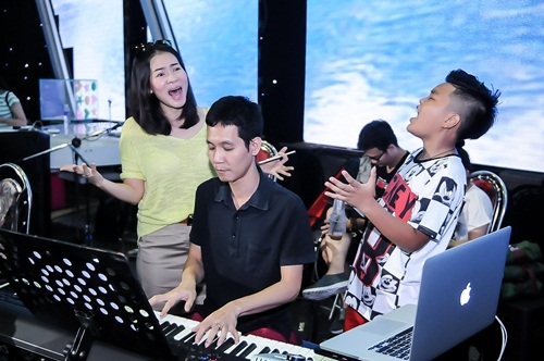 Giải trí - Chung kết Giọng hát Việt nhí 2015: Mỹ Tâm ân cần hỗ trợ Hồng Minh (Hình 2).