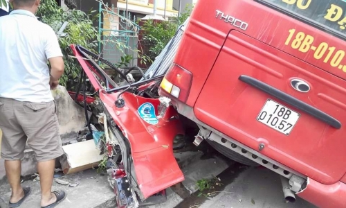 Pháp luật - Nam Định: Va chạm công nông, xe buýt tông thẳng cột điện (Hình 2).