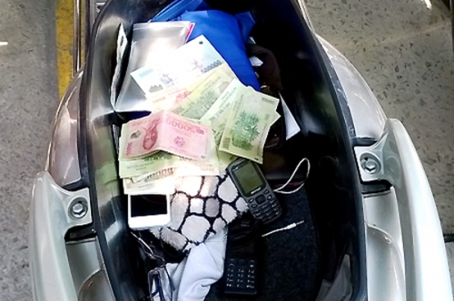 Đời sống - Chiếc &aacute;o chống nắng lạ trong cốp xe tố c&aacute;o b&iacute; mật t&agrave;y đ&igrave;nh của chồng