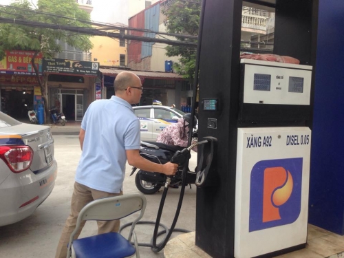 Pháp luật - Sự thật vụ nhân viên cây xăng ‘ăn đòn’ vì đổ 50 lít tính tiền 56 lít (Hình 2).