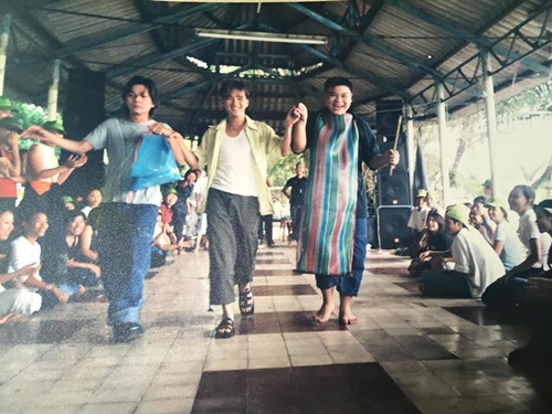 Giải trí - Mr Đàm hé lộ ảnh ‘độc’ quần ống loe, áo hở ngực thuở mới đi hát (Hình 3).
