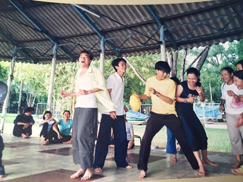 Giải trí - Mr Đàm hé lộ ảnh ‘độc’ quần ống loe, áo hở ngực thuở mới đi hát (Hình 4).