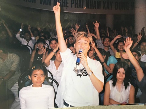 Giải trí - Mr Đàm hé lộ ảnh ‘độc’ quần ống loe, áo hở ngực thuở mới đi hát (Hình 7).