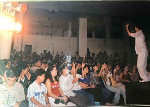 Giải trí - Mr Đàm hé lộ ảnh ‘độc’ quần ống loe, áo hở ngực thuở mới đi hát (Hình 8).