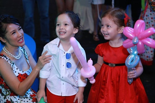 Giải tr&iacute; - Nhật Kim Anh khoe kh&eacute;o con trai, &lsquo;b&agrave; bầu&rsquo; Trang Trần nhắng nh&iacute;t (H&igrave;nh 4).