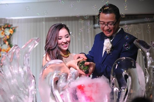 Giải trí - Bảo Trâm Idol hát tặng chồng điển trai trong đám cưới ngọt ngào