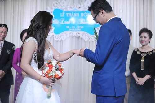 Giải trí - Bảo Trâm Idol hát tặng chồng điển trai trong đám cưới ngọt ngào (Hình 5).