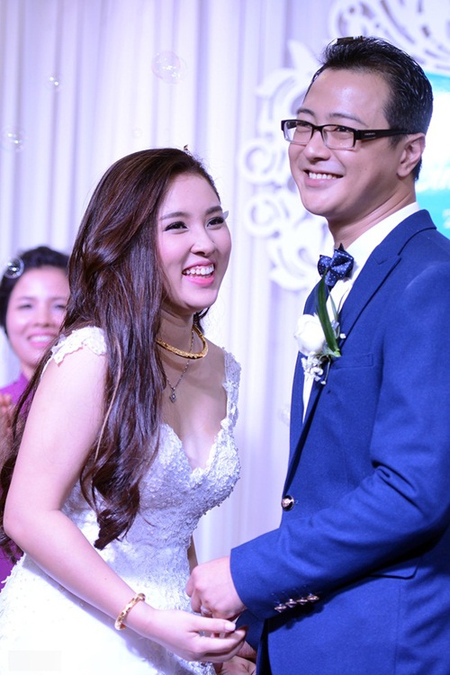 Giải trí - Bảo Trâm Idol hát tặng chồng điển trai trong đám cưới ngọt ngào (Hình 7).