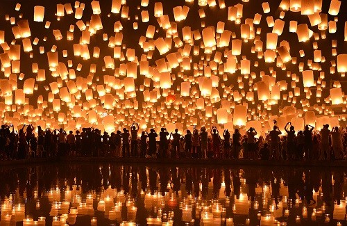 Xã hội - Lung linh rực rỡ đèn hoa trong lễ hội Loy Krathong ở Thái Lan (Hình 2).