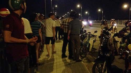 Pháp luật - Đồng Nai: Cô gái bỏ lại xe máy trên cầu, nhảy sông tự tử (Hình 2).