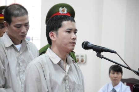 Ph&aacute;p luật - Vụ 'quan t&agrave;i diễu phố' ở Vĩnh Ph&uacute;c: Một bị c&aacute;o được trả tự do