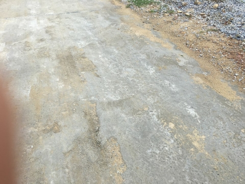 Kinh doanh - Đường hỏng, nhà thầu tìm cách 'che khuyết điểm' trước khi bàn giao (Hình 3).