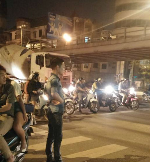 Pháp luật - Taxi điên đâm hàng loạt xe máy trên cầu vượt Thái Hà - Chùa Bộc (Hình 2).